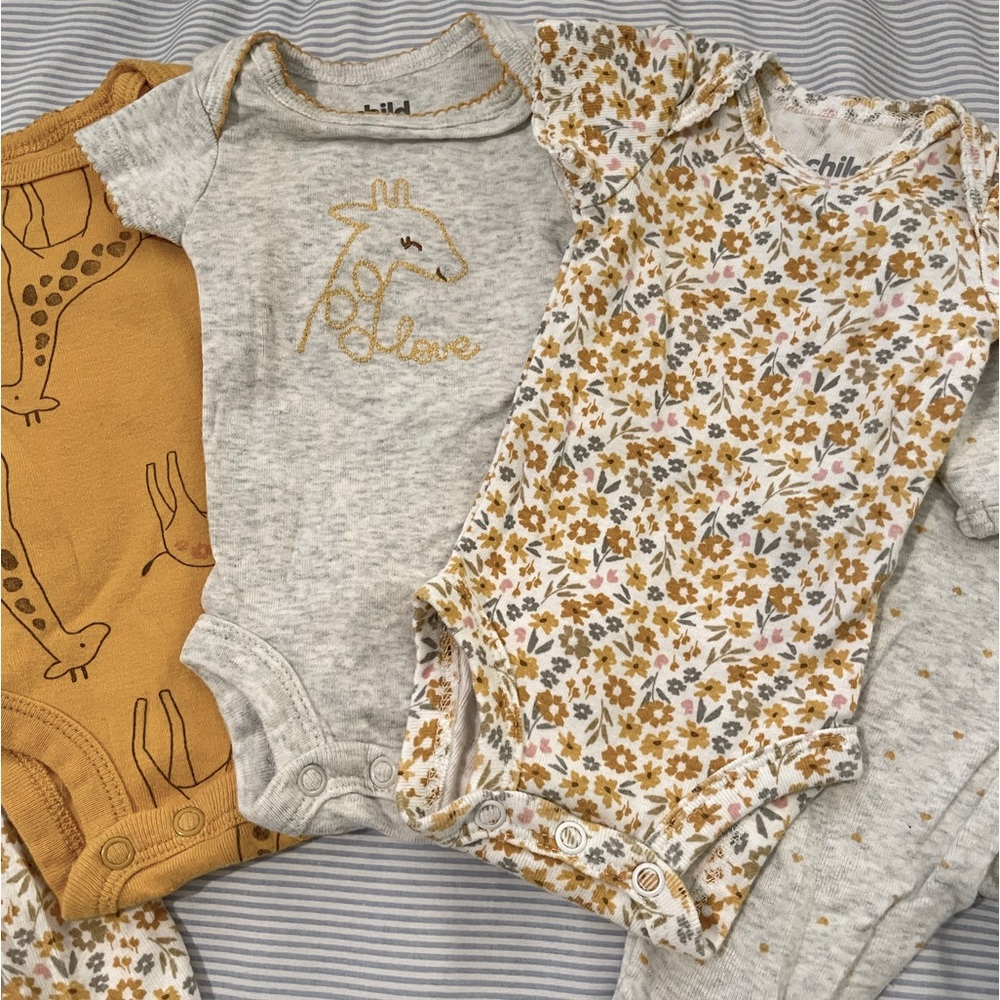 Bundle lot of 5 Baby Girl Gender Neutral sleepers/onesies/bodysuits size PREEMIE